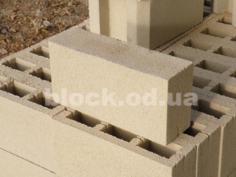 Камень заборный шлакоблоки одесса Камень заборный 120 /травертин/ на белом цементе